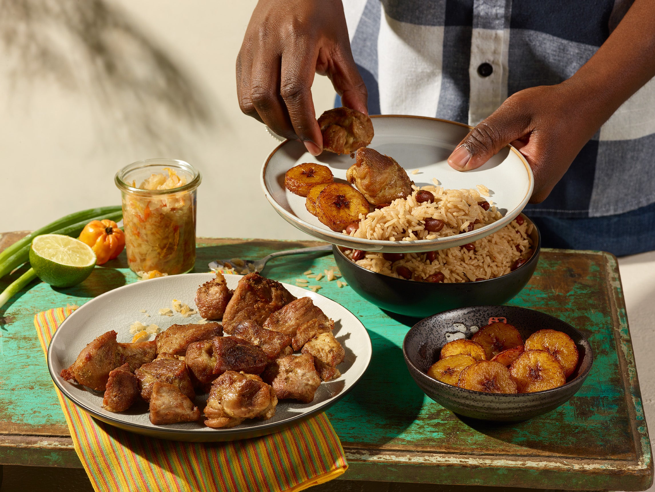 Un homme se sert une portion d'un plat de griot