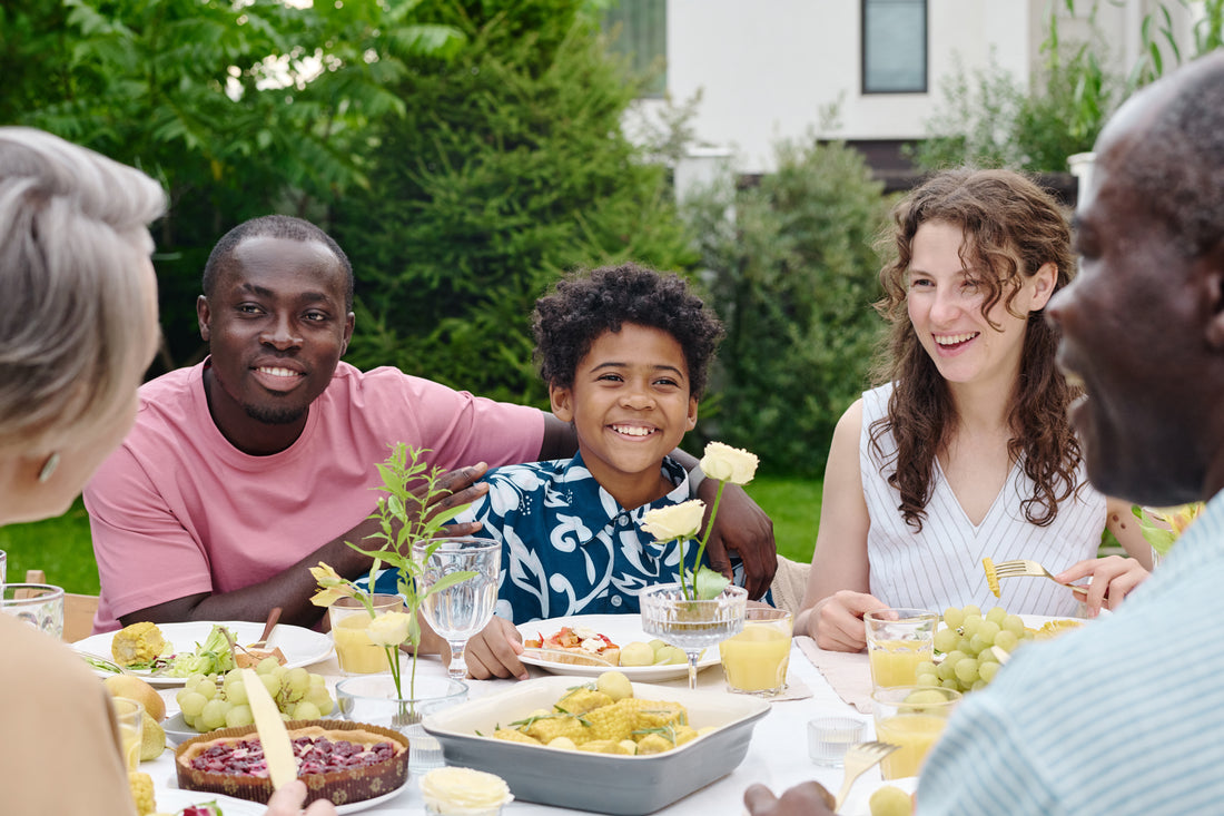 Une famille partage un repas caribéen et cajun