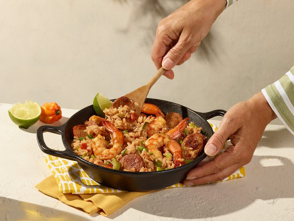 Quelqu'un mélange un plat de jambalaya