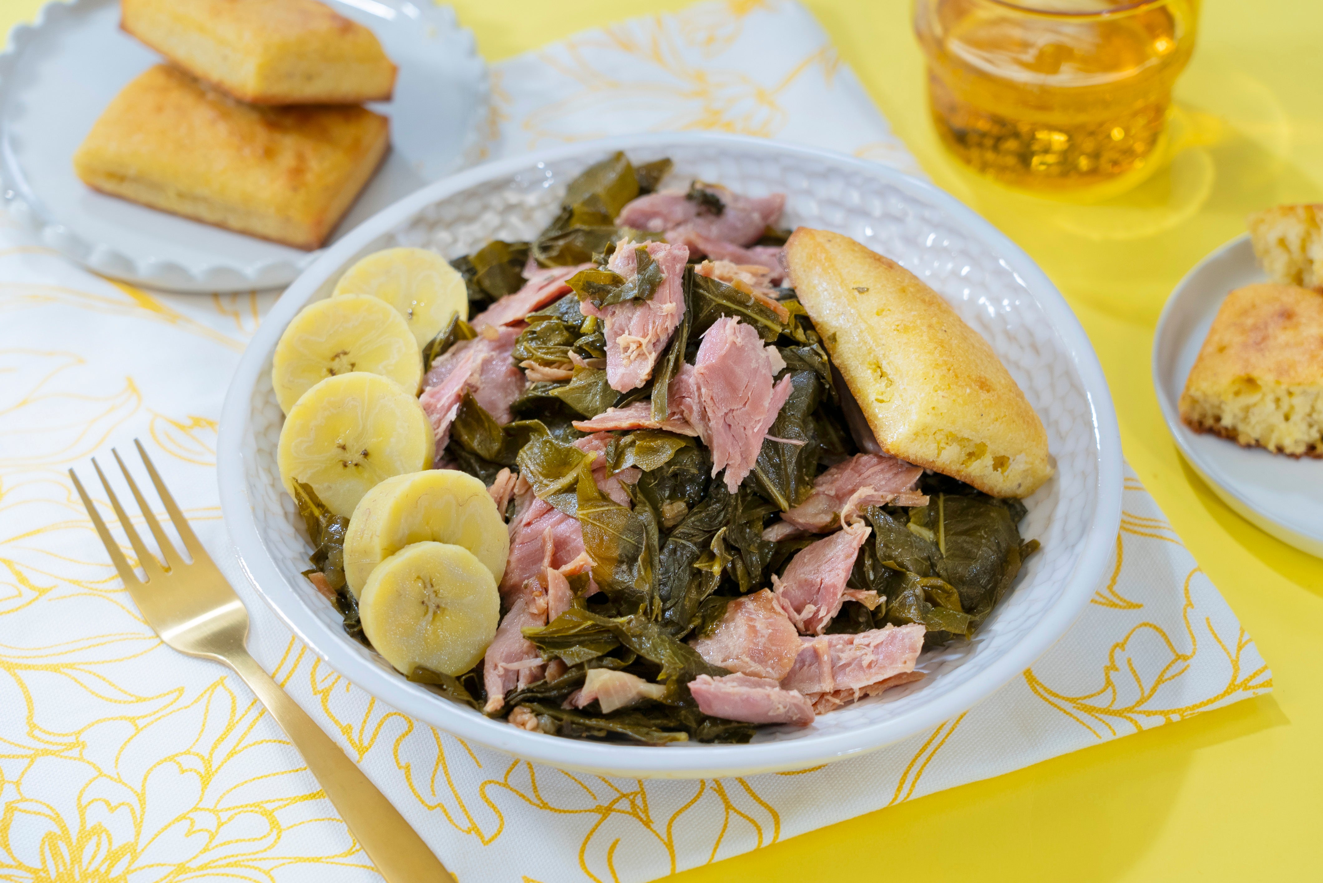 🌶️ Collard greens à la dinde fumée, pain au maïs et banane plantain