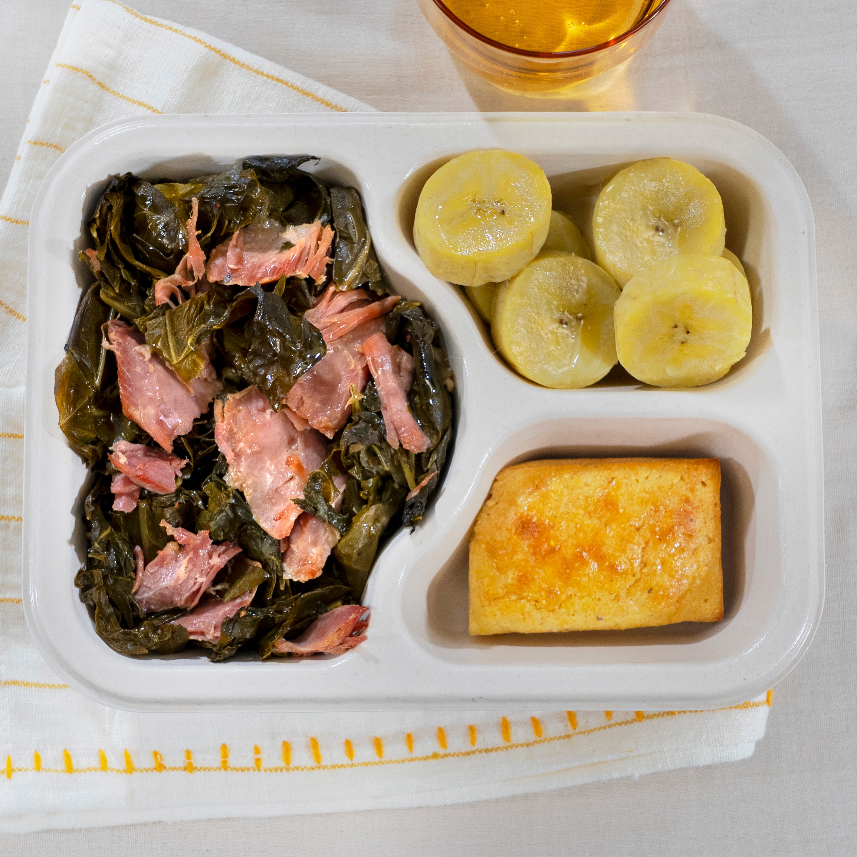 🌶️ Collard greens à la dinde fumée, pain au maïs et banane plantain