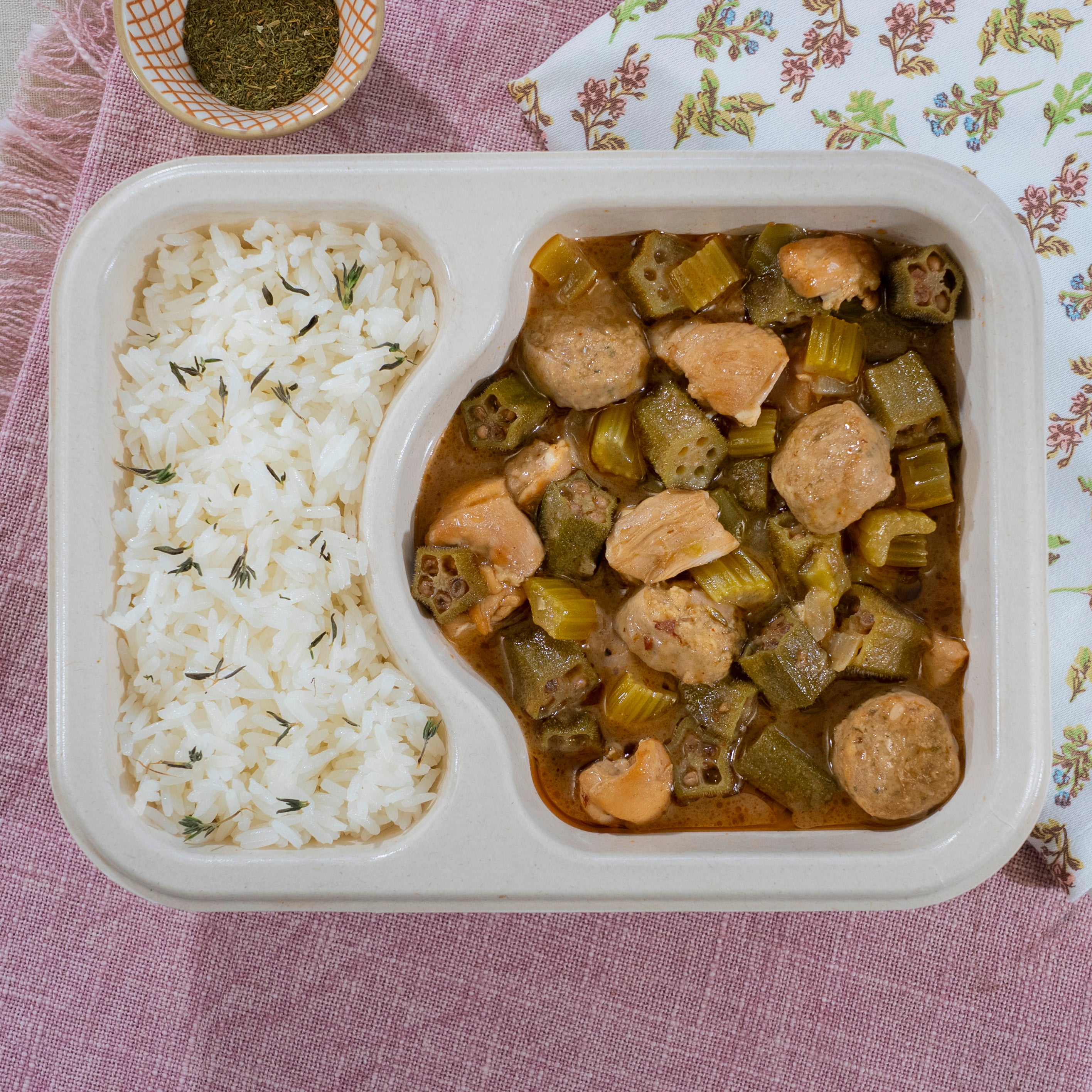 Repas prêt-à-manger avec riz et viande en sauce