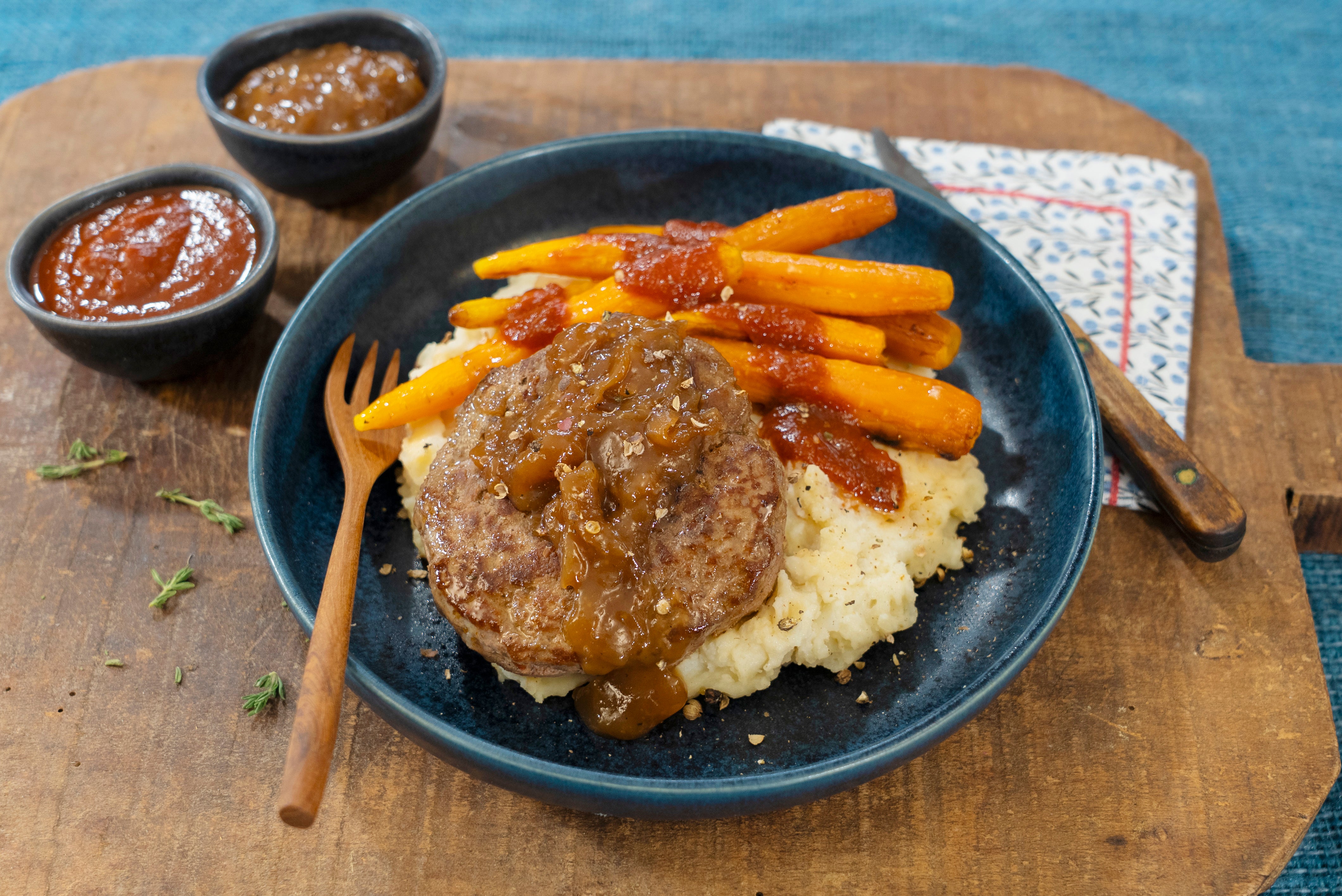 Hamburger steak, sauce aux oignons confits, purée de pommes de terre et carottes caramélisées