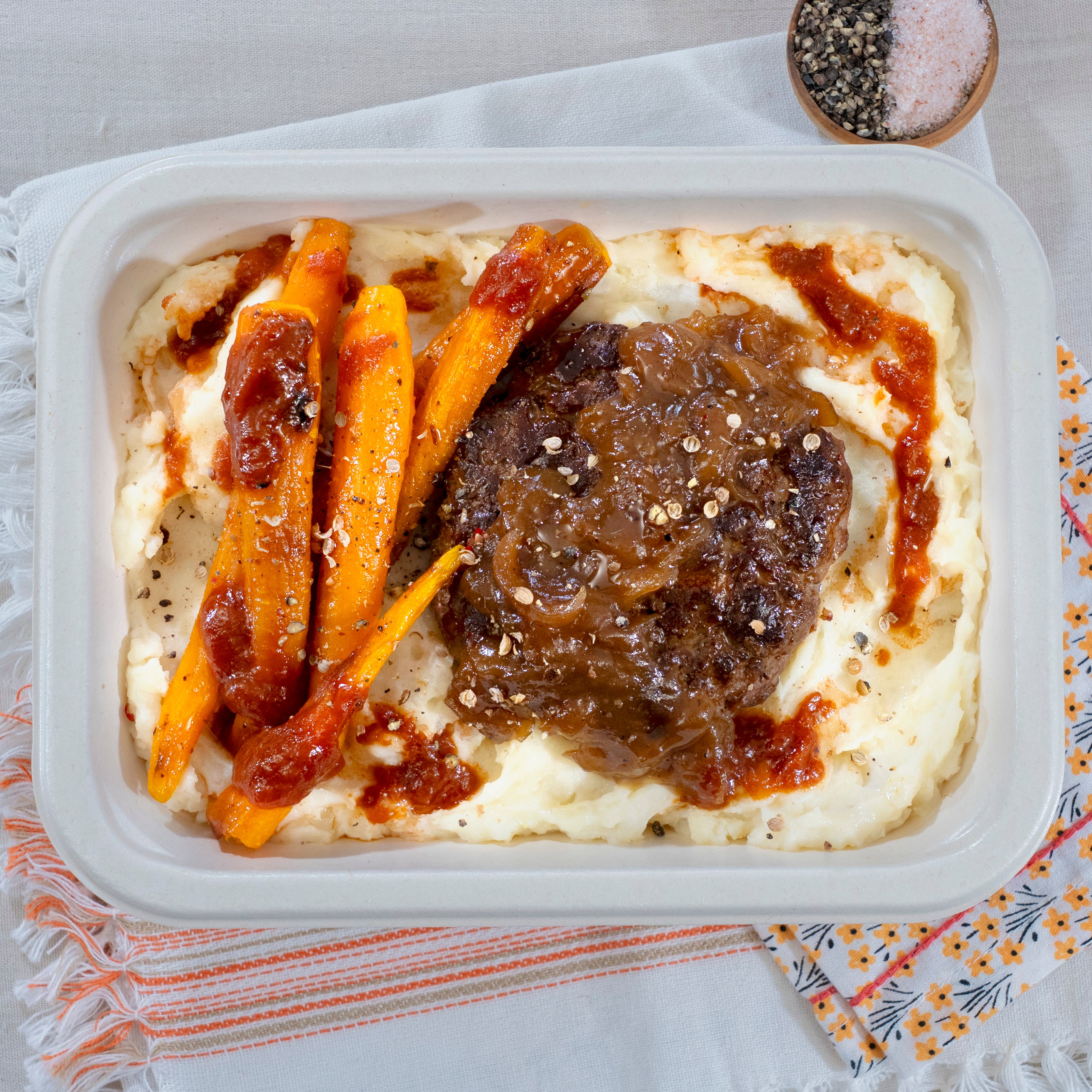 Hamburger steak, sauce aux oignons confits, purée de pommes de terre et carottes caramélisées