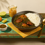 Lalo haitien avec riz sur table en bois