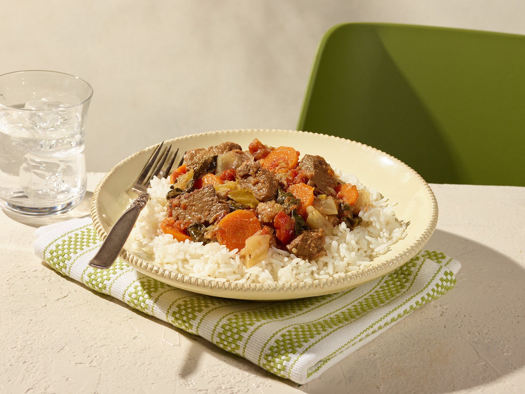 Assiette de ragoût de boeuf et légumes cajun