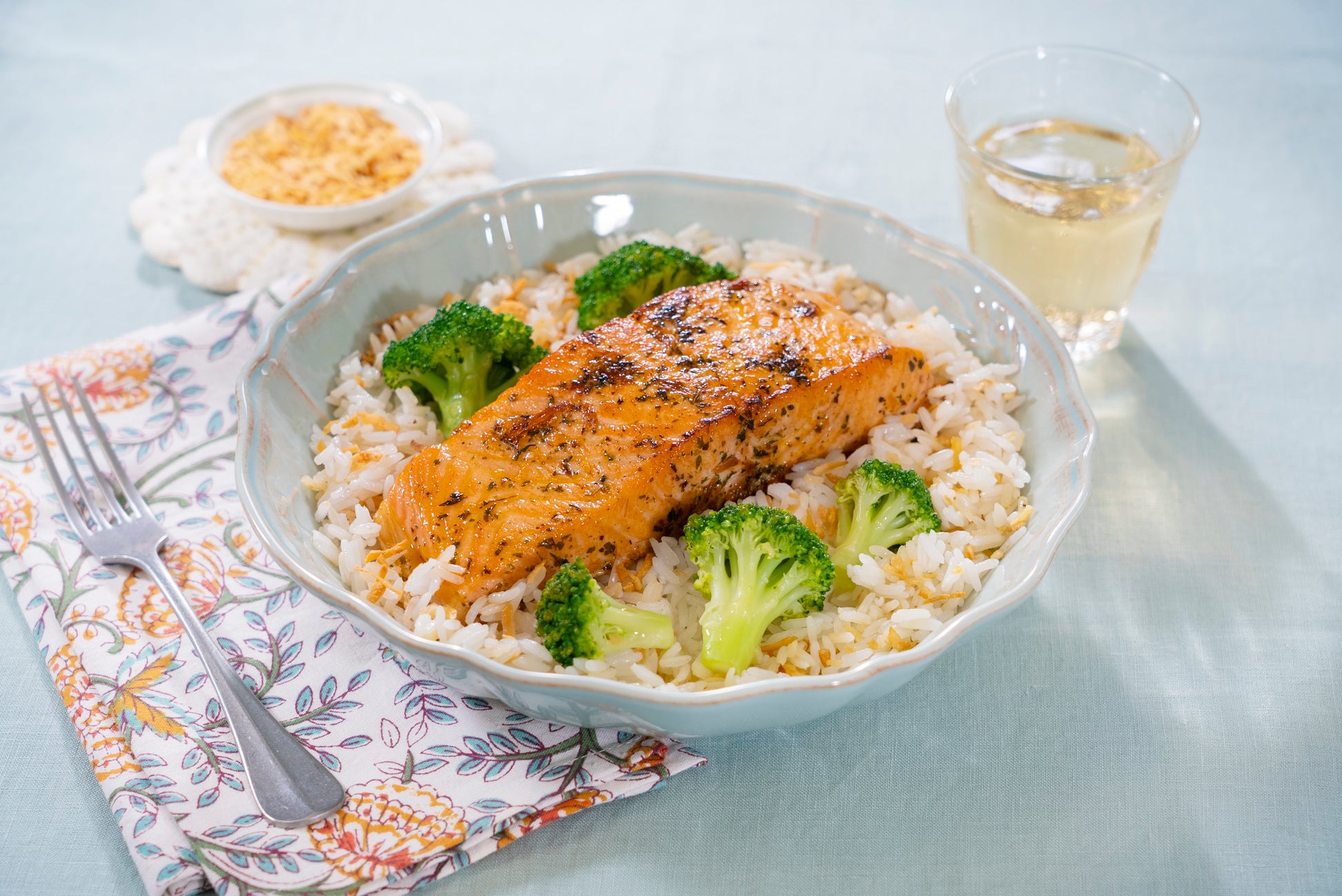 Assiette de riz coco avec saumon cajun et brocolis 