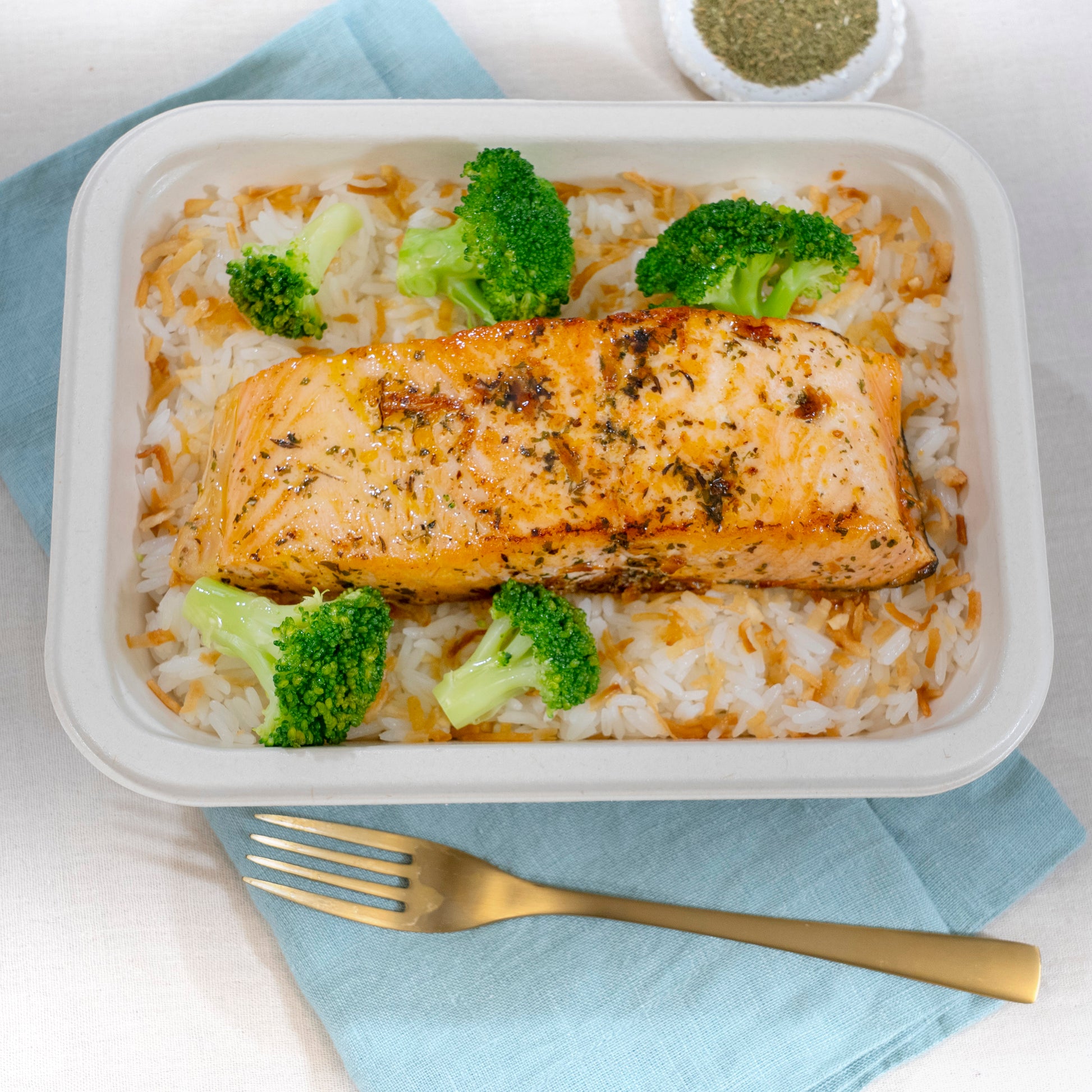 Repas prêt-à-manger avec riz coco et saumon cajun