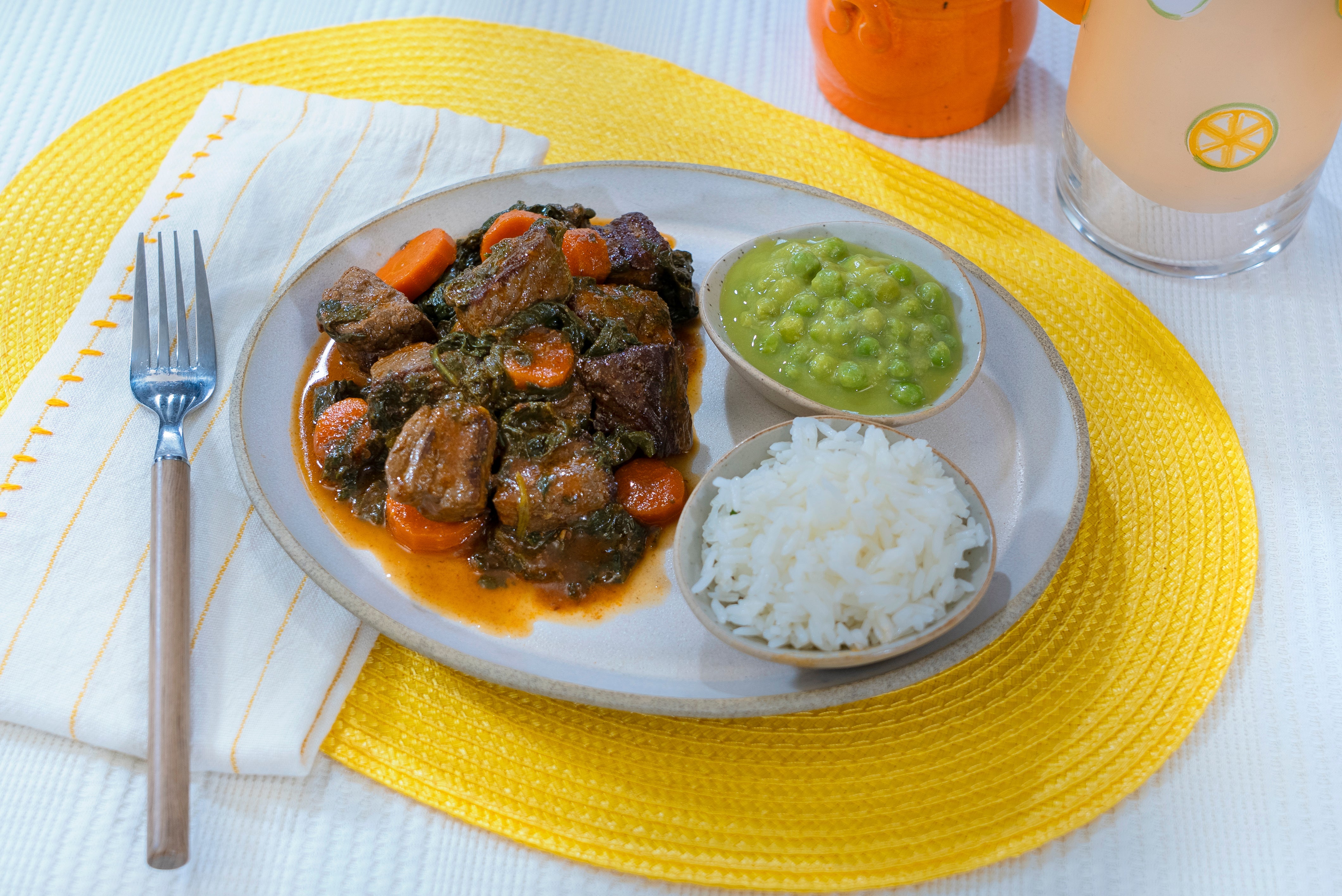Riz blanc, sauce aux petits pois verts, boeuf et sauce aux épinards