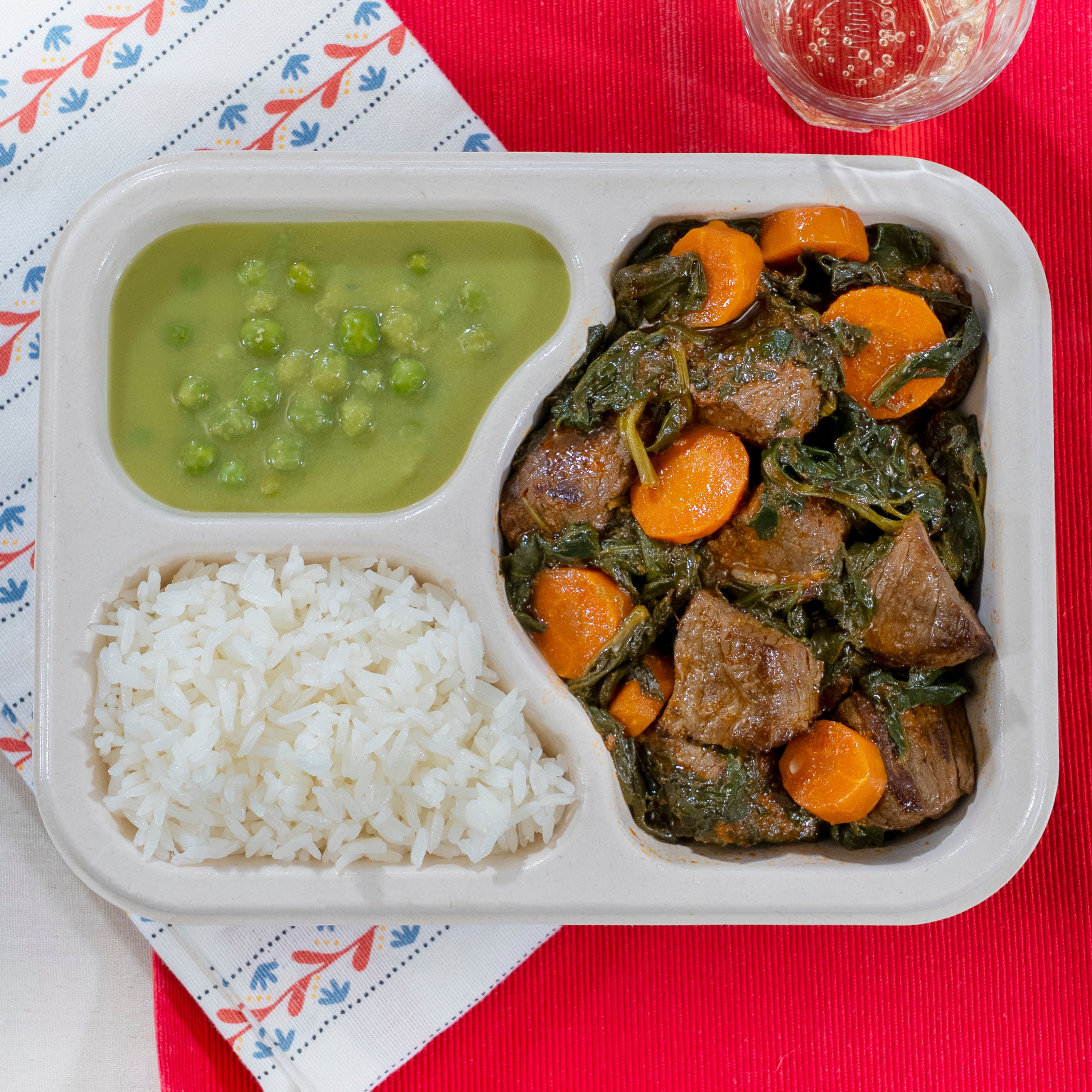 Riz blanc, sauce aux petits pois verts, boeuf et sauce aux épinards
