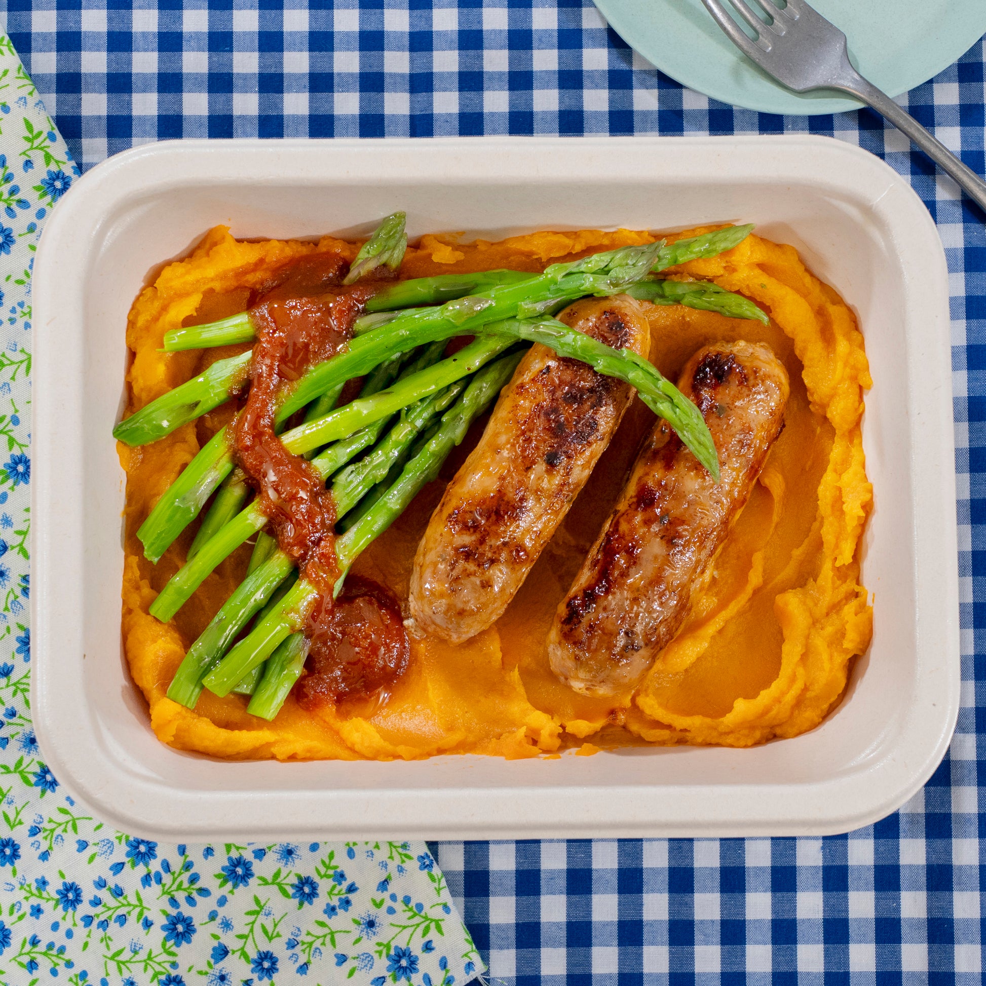 Repas prêt-à-manger créole avec saucisse et purée de patate douce