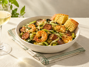 Sauté de chou vert, crevettes et saucisse avec pain au maïs