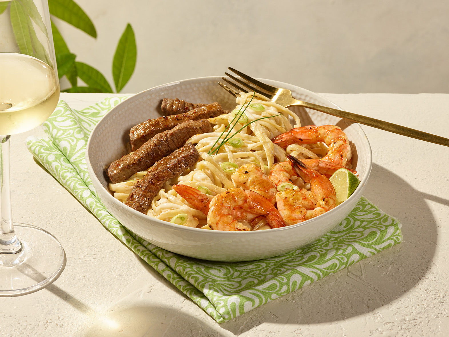 Assiette de linguine avec crevette et viande