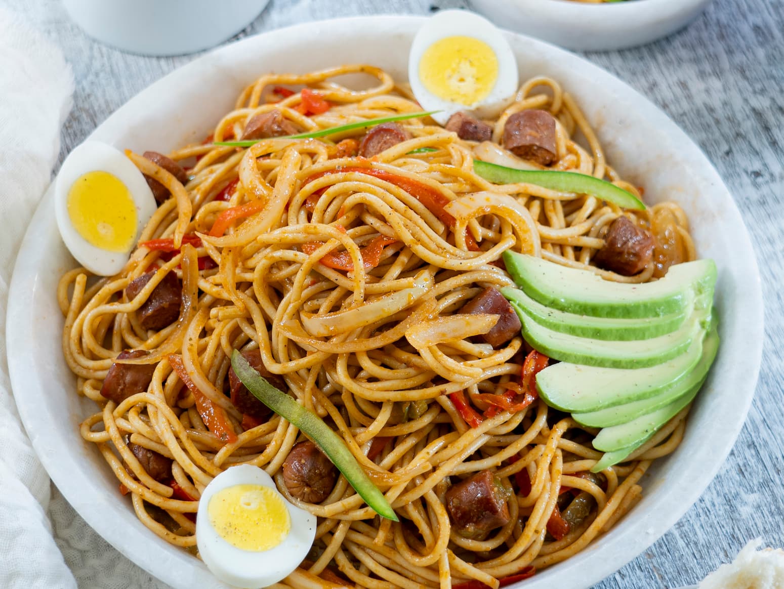 Plat de nouilles avec avocat et oeuf