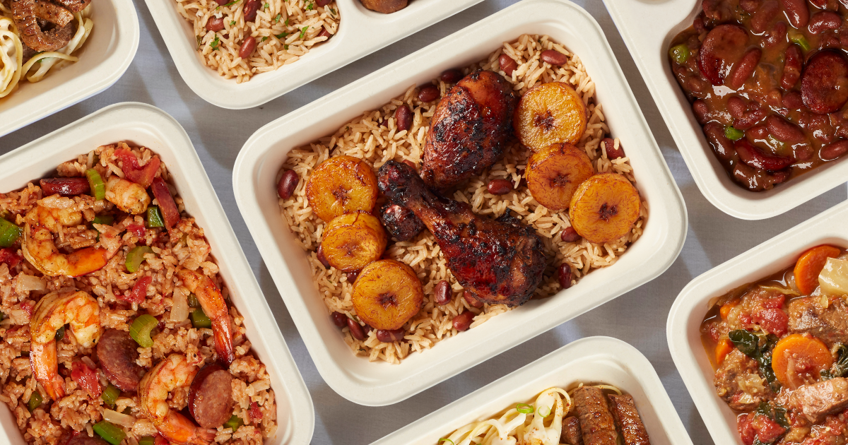 Plusieurs plats caribéens et cajuns vus de haut