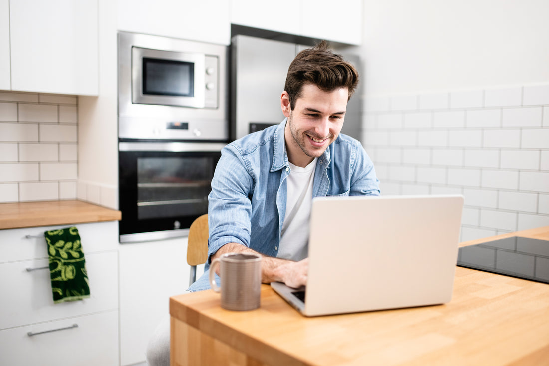 Un jeune homme professionnel commande une boite-repas sur son ordinateur