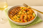 Assiette de pâtes caribéennes avec viande et crevette